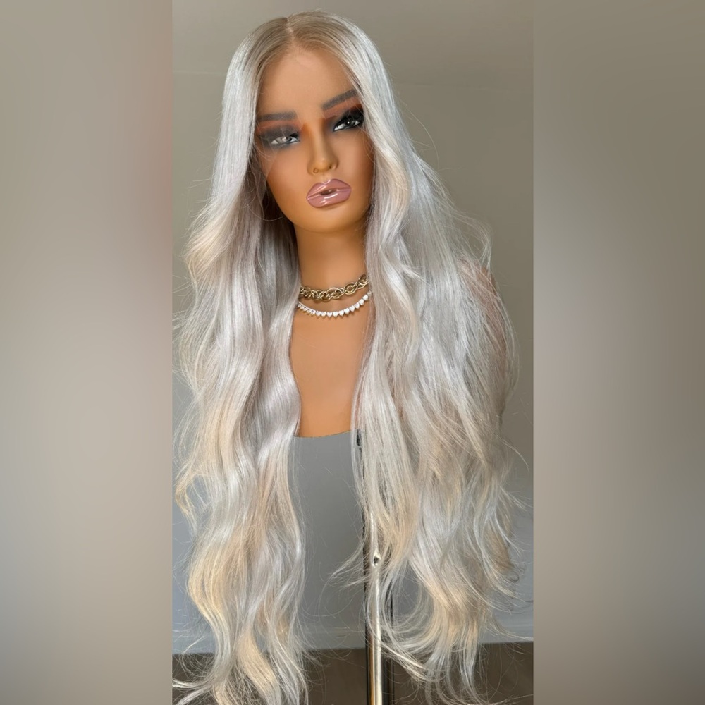 Luxurious light Blonde Wig - Picture 2 of 3